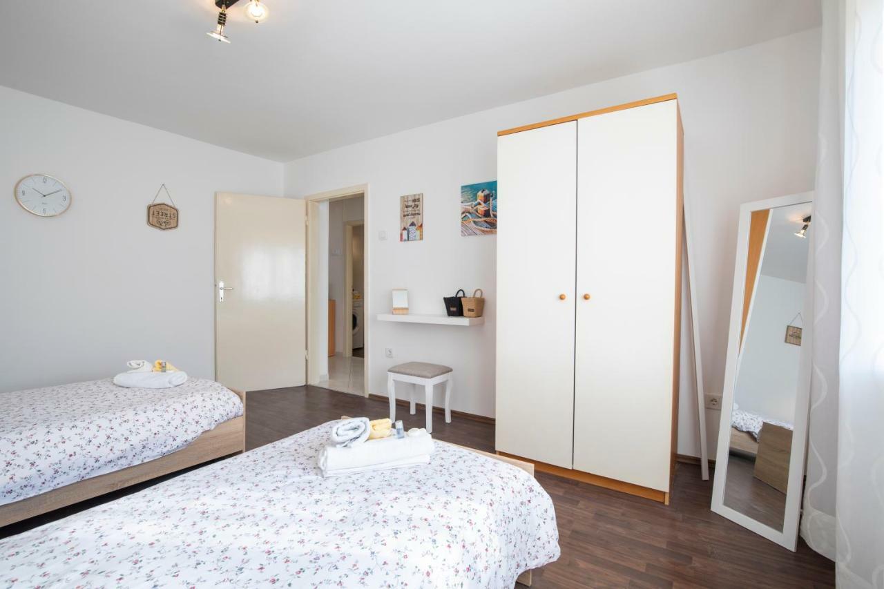 Castropola Apartment Eksteriør billede